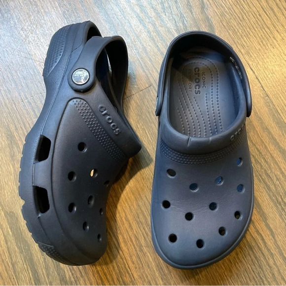 CROCS Classic Clog in Navy Blue Unisex M4 W6 - Picture 10 of 10